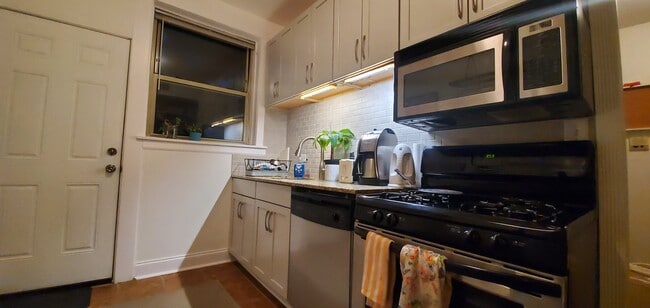Kitchen - 2314 W Byron St