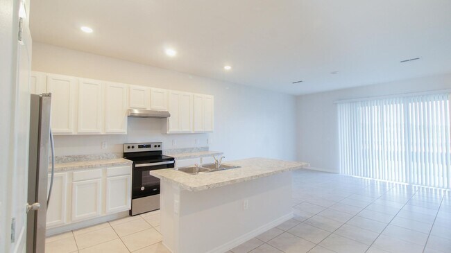 Foto del edificio - Beautiful 3 Bed / 2.5 Bath Townhome in Dav...