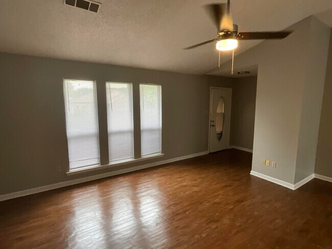 Building Photo - 115 Colonial Dr