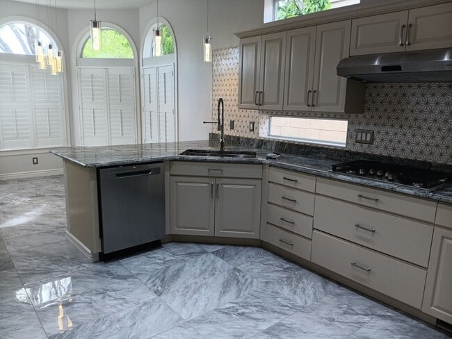 Building Photo - 3 Bedroom, 2 Bathroom Home! Schedule a Showing Soon!