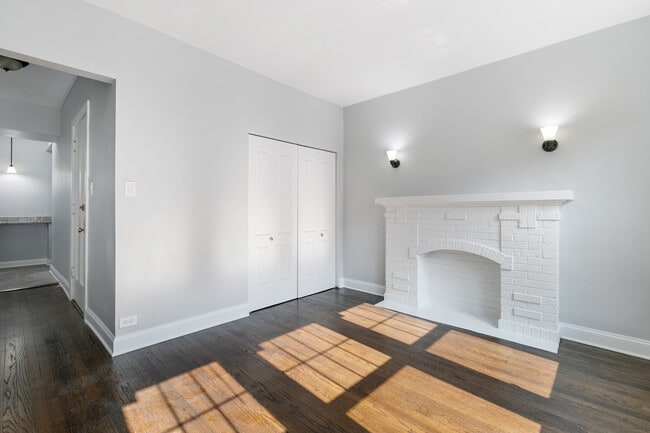 Building Photo - 1110 W Glenlake Ave