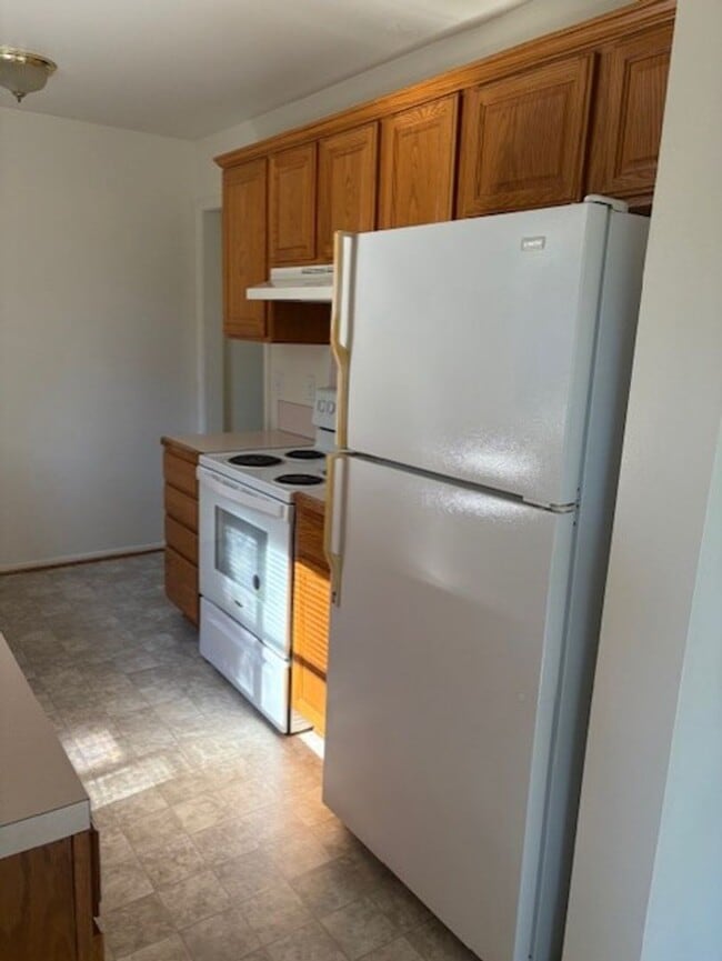Building Photo - Four Bedroom w/ fenced yard, large garage