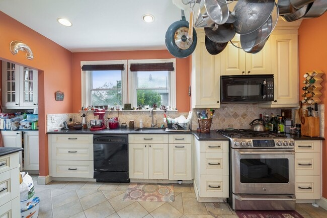 Rare 2 bed for its price in Brighton.... SEPT 1ST - Rare 2 bed for its price in Brighton.... SEPT 1ST House