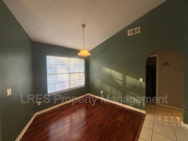 Foto del edificio - 319 Oak Leaf Cir