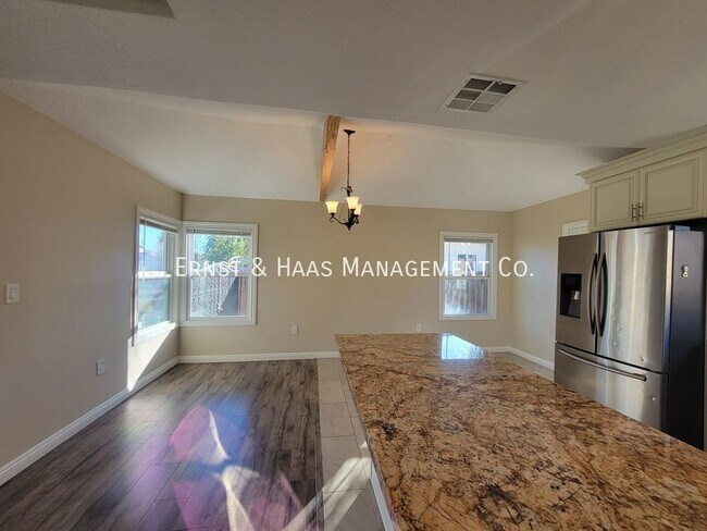 Building Photo - Beautifully Remodeled 3 Bedroom 2 Bath Lak...