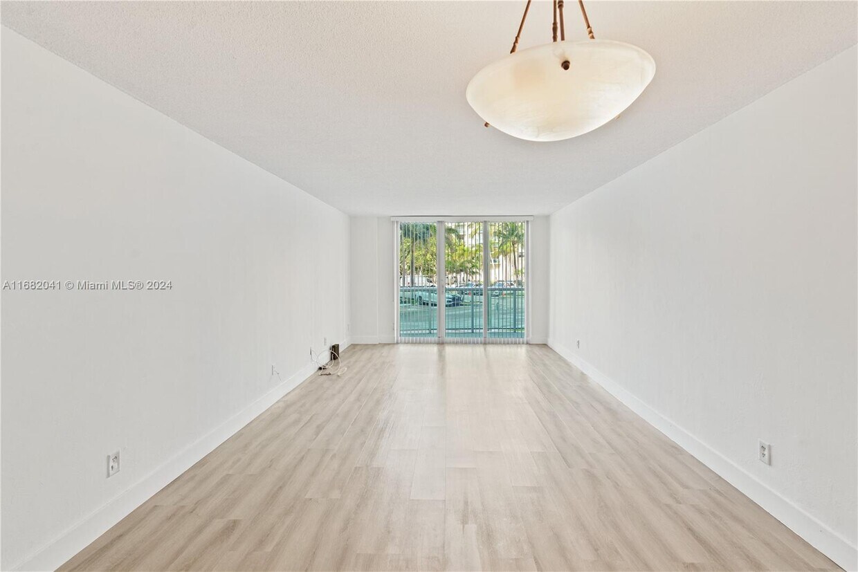 Primary Photo - 19380 Collins Ave
