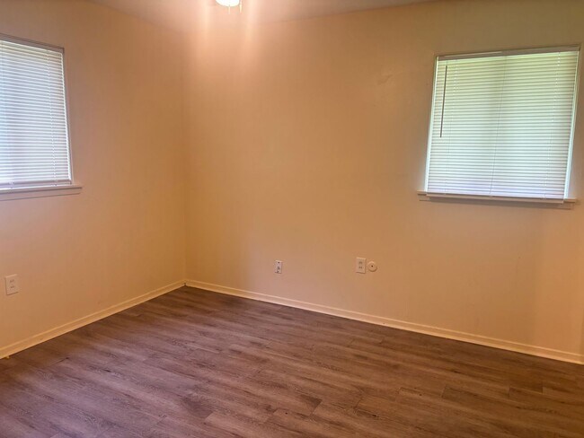 Foto del edificio - 1745 Woody Dr