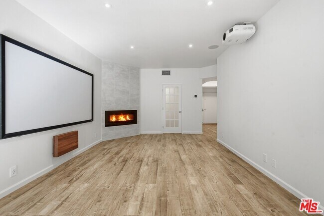Foto del edificio - 1557 S Beverly Glen Blvd