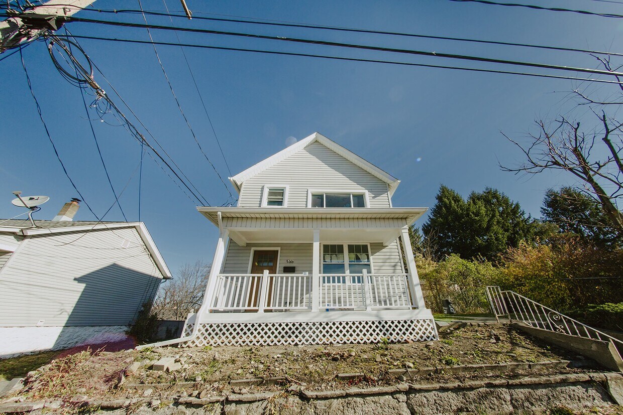Foto principal - 955 E Elm St