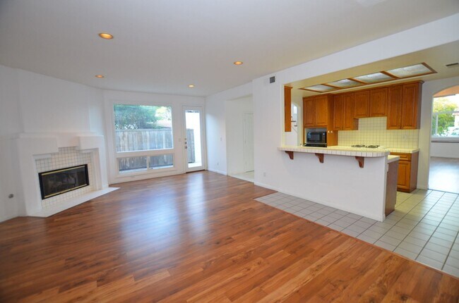 Building Photo - 3 Bedroom + Den, 2.5 Baths