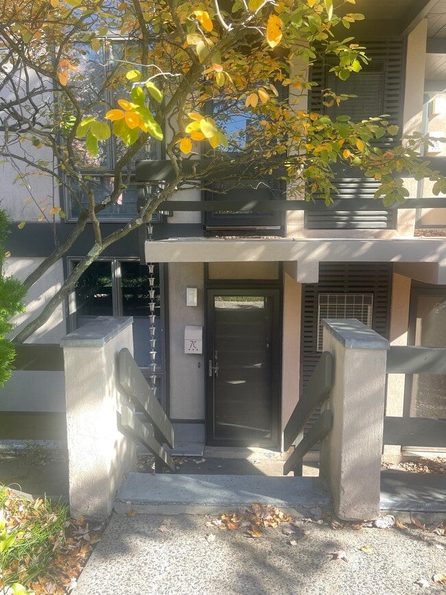 Building Photo - 7 Hughes Pl