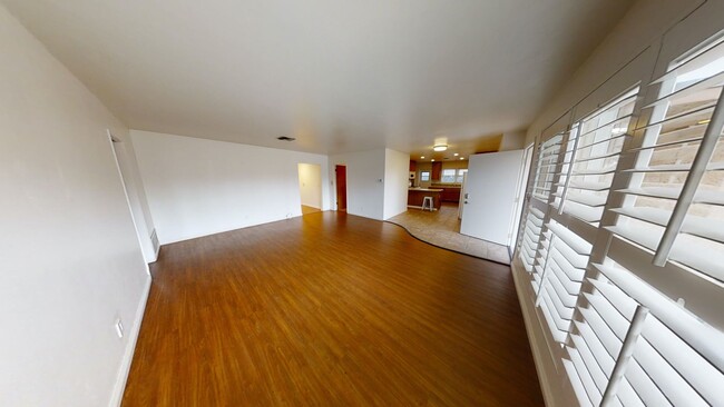 Building Photo - Usually rents to 8 to 11 people. HUGE Room...