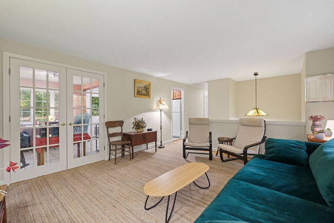 Building Photo - 9 Blue Bird Rd