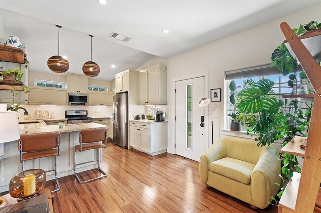 Building Photo - 2205 S L Davis Ave