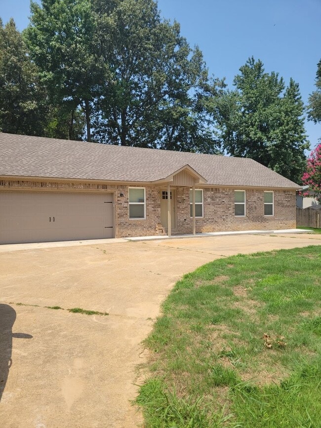 Building Photo - 1210 Teekwood Cove