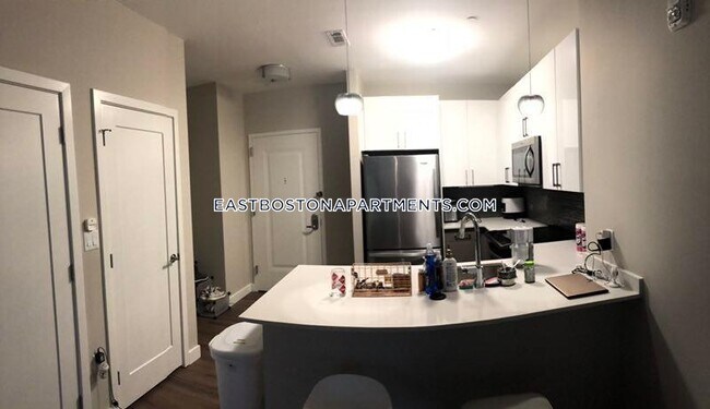 Foto del edificio - 80 Piers Park Ln