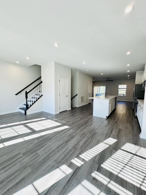 Building Photo - 449 Cross Country Way