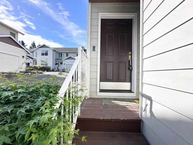 Foto del edificio - Spacious 3 Bed 2.5 Bath Duplex in Milwaukie!