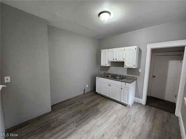 Foto del edificio - 1138 E 114th St