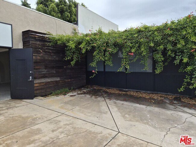 Foto del edificio - 10835 Magnolia Blvd