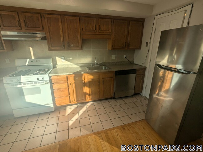 Building Photo - 185 Sydney St