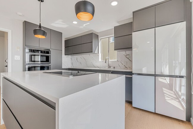 Foto del edificio - Stunning Three Bedroom Home in Westwood Hi...