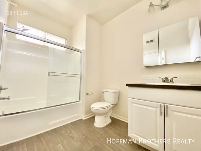 Building Photo - 251 Robinson St