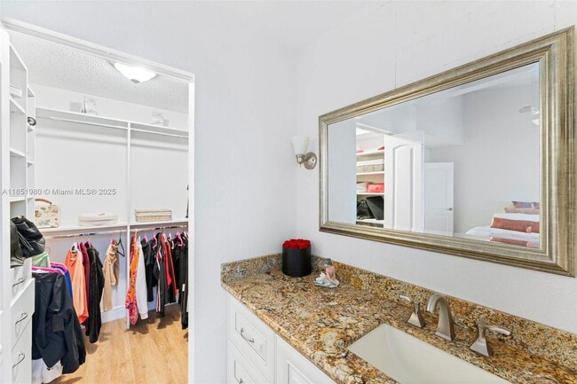 Foto del edificio - 9343 Chelsea Dr N