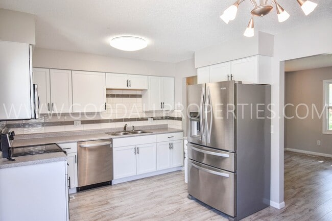 Foto del edificio - Beautiful split level home near Urbandale ...