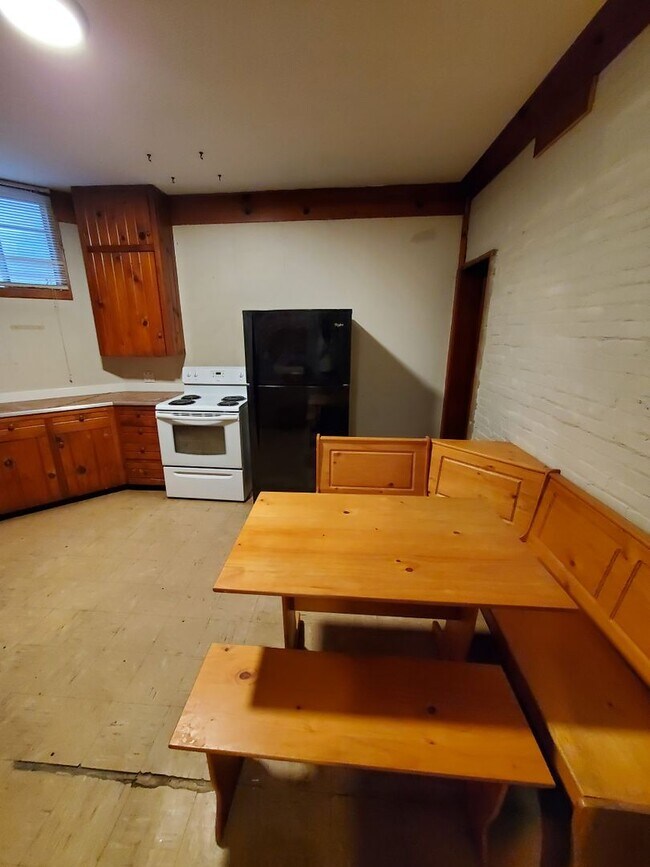 Foto del edificio - Large 1 bedroom remodeled apartment, washer/dryer hookups