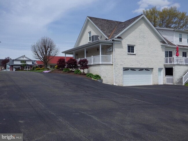 Building Photo - 523 E Maple St