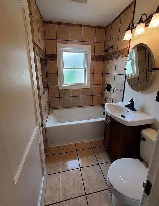 Foto del edificio - Three Bedroom Newly Renovated Home in South Charleston