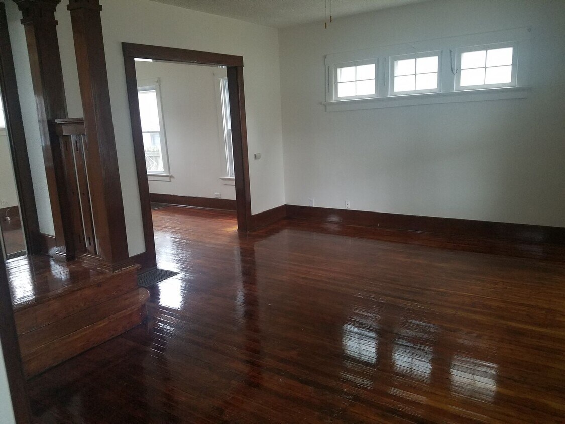 Building Photo - 3 BR 1 Bath - House off Broadway near Fost...