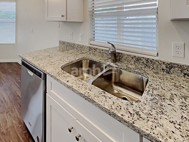 Foto del edificio - 2697 S 156th Dr