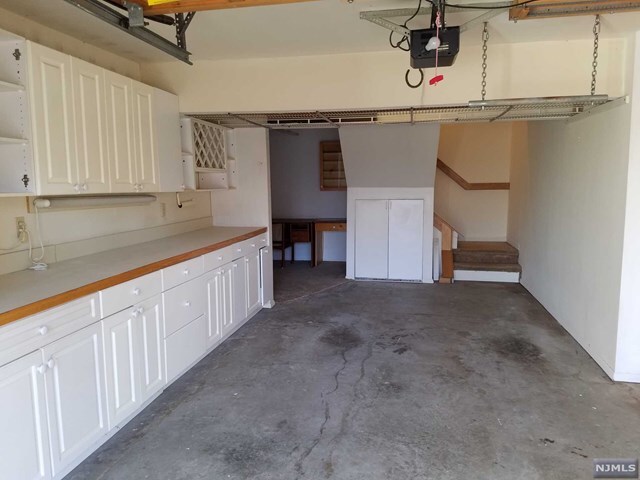 Building Photo - 9 Fox Run Dr