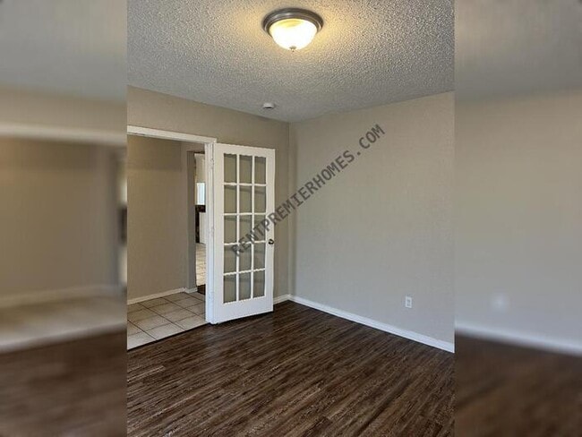Building Photo - 8625 Lakeaire Dr