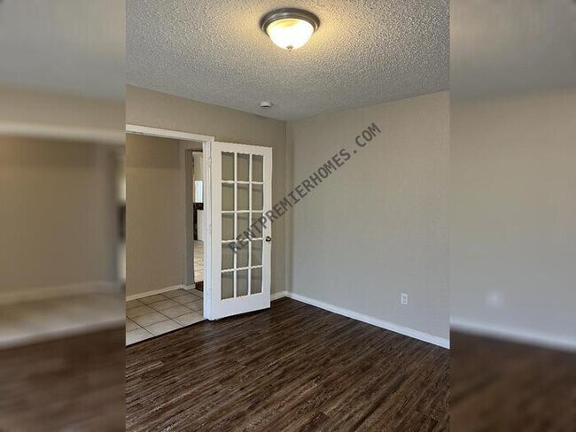 Foto del edificio - 8625 Lakeaire Dr