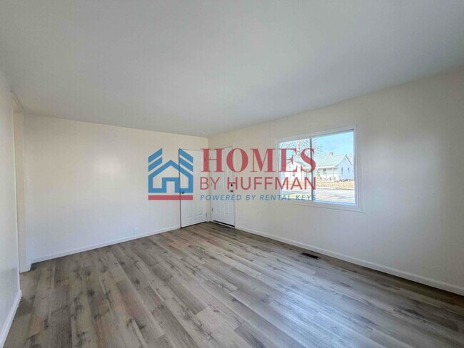 Foto del edificio - Three Bedroom House | Move in Ready