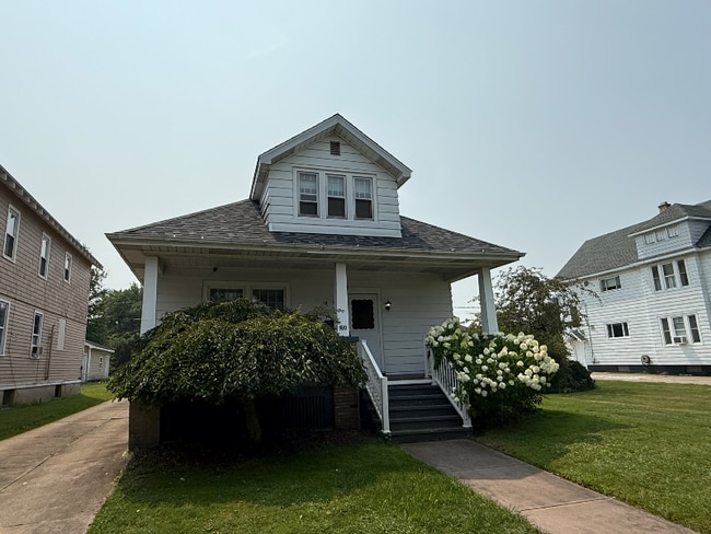Building Photo - 710 Eleanor Pl