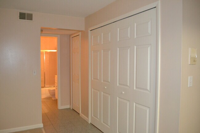 Building Photo - 604 Calais Dr