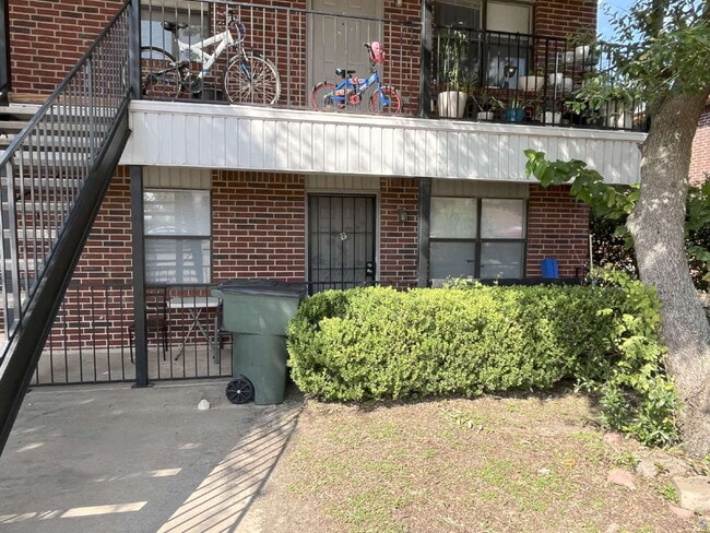 Building Photo - Spacious 2-Bedroom Apartment – Prime Locat...