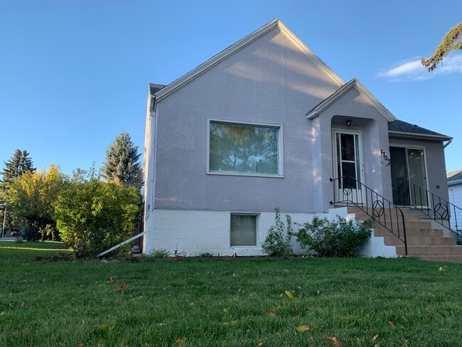 Building Photo - 1703 6 Av S