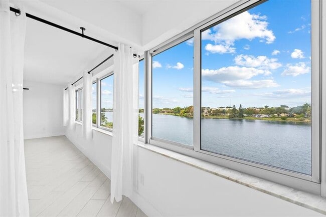 Building Photo - 877 NE 195th St