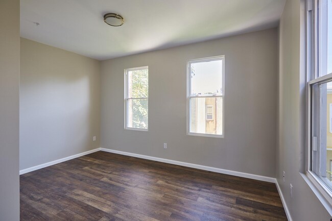 Foto del edificio - 5514 Woodland Ave