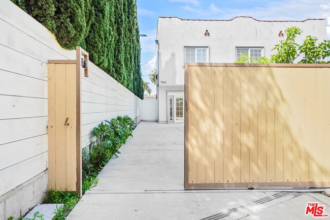 Building Photo - 741 N Las Palmas Ave