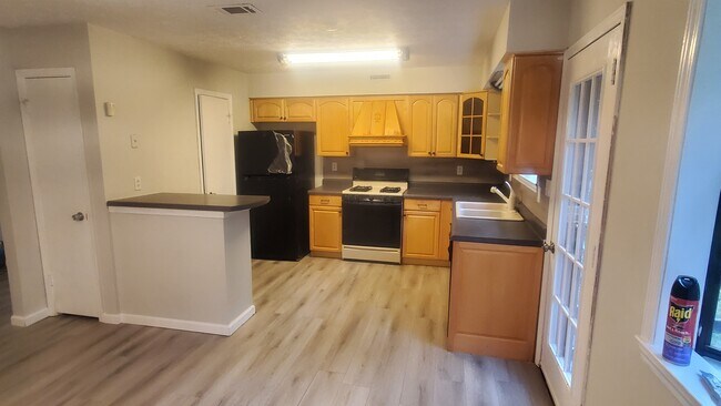 Kitchen - 483 Brookfield Way