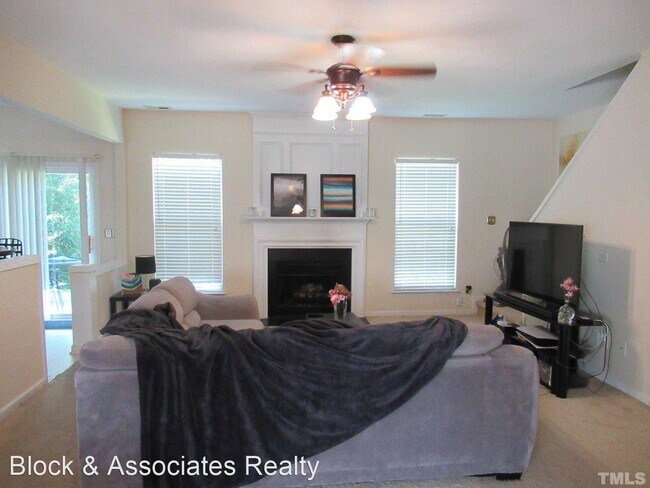 Building Photo - 3 br, 2.5 bath House - 302 Apricot Circle