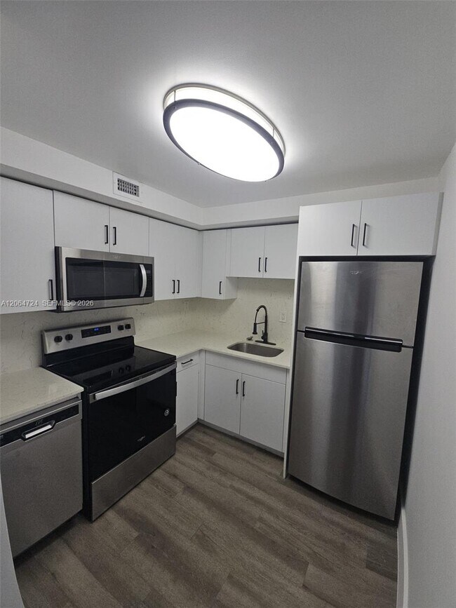 Foto del edificio - 8101 Crespi Blvd
