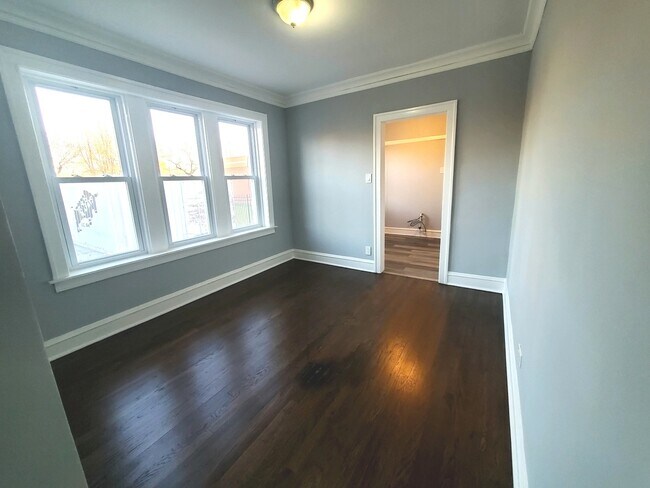 Building Photo - 1537 E 85th Pl