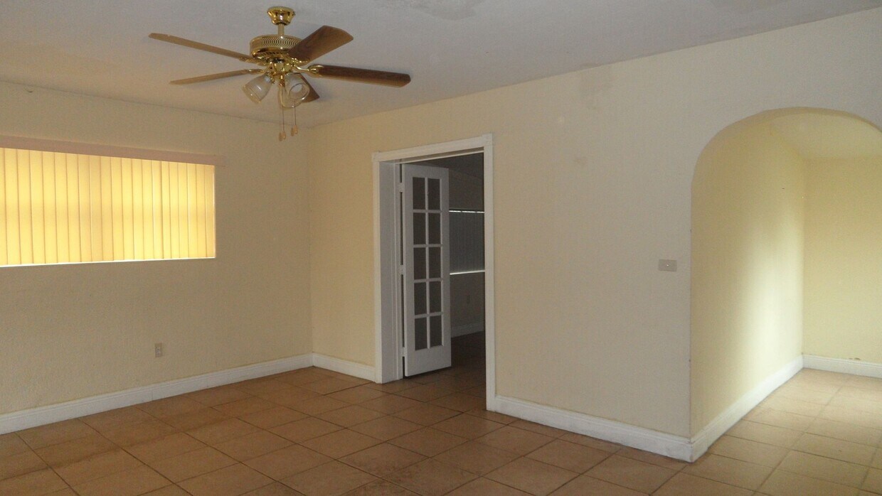 Foto principal - 3-Bed, 2-Bath Single-Family Home in Hollywood!